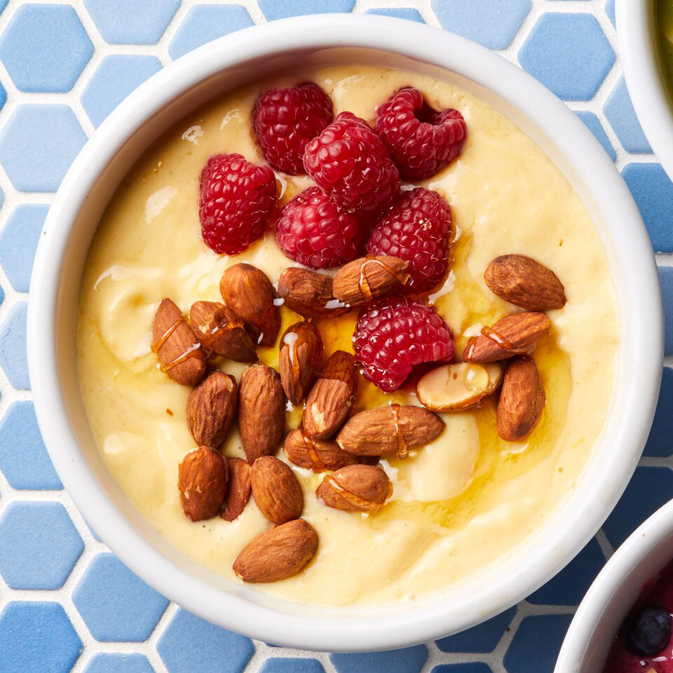 MANGO-ALMOND SMOOTHIE BOWL